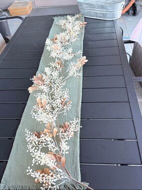 Cream berry garland and runner